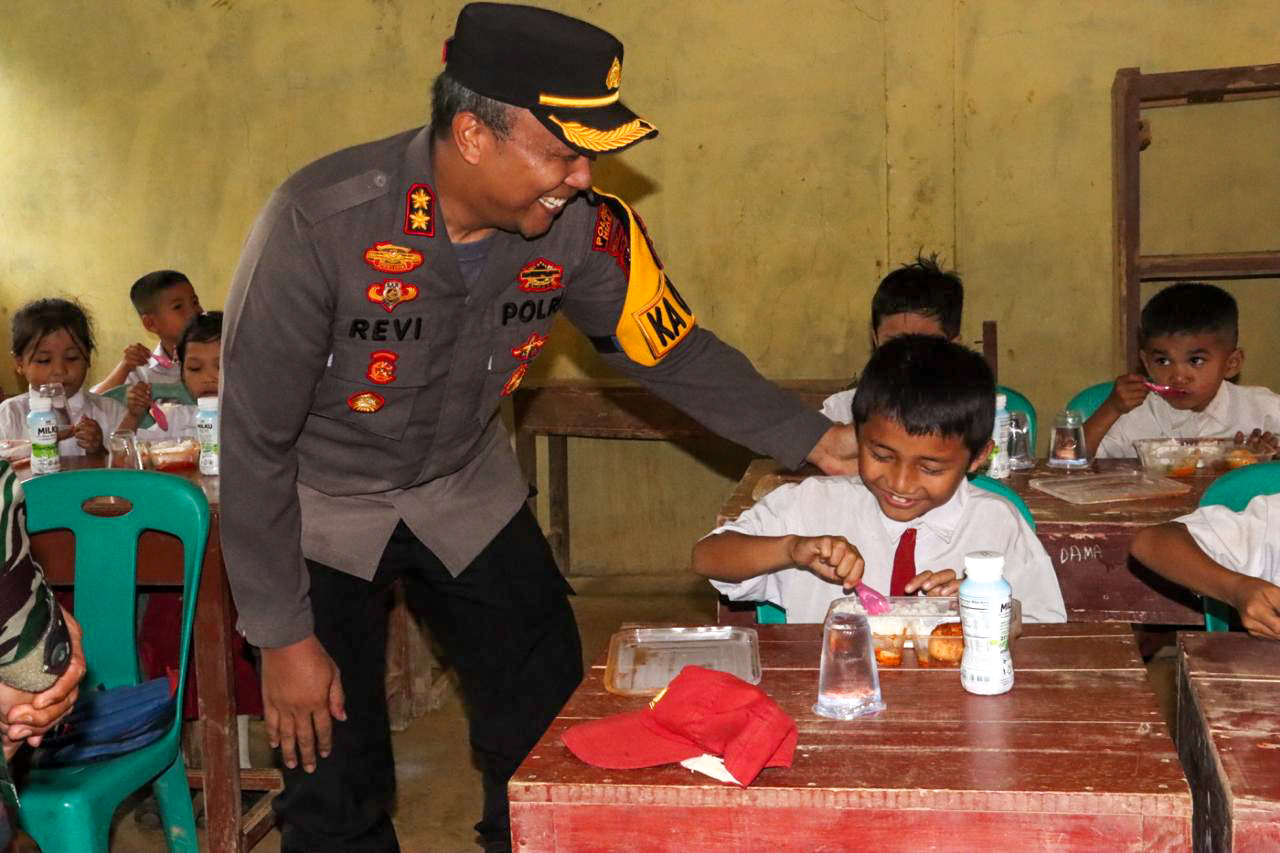 KAPOLRES NIAS BERSAMA TIM PEMERINTAH DAN TNI/POLRI KUNJUNGI SD NEGERI 078481 ULUNA’AI HILIGODU, NIAS