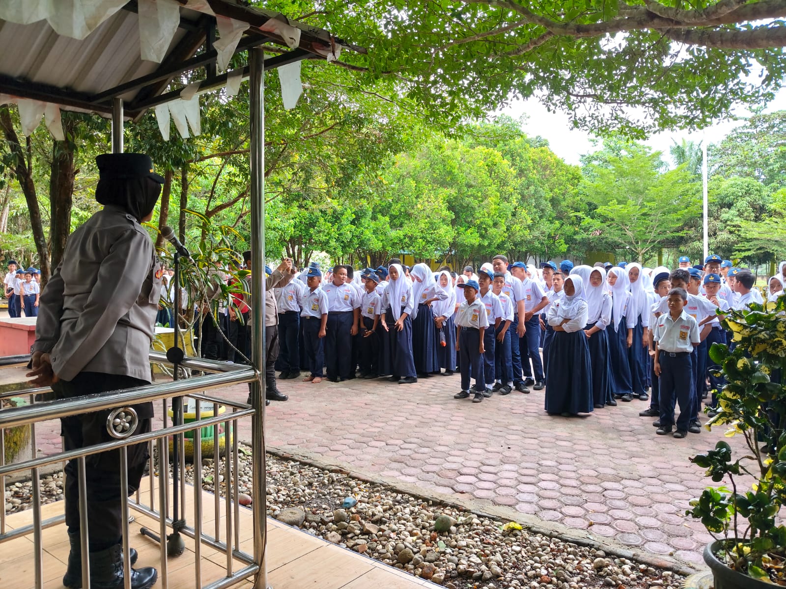 Polsek Bandar Pulau Sosialisasi dan Razia Knalpot Brong di SMP Negeri 1 Bandar Pulau