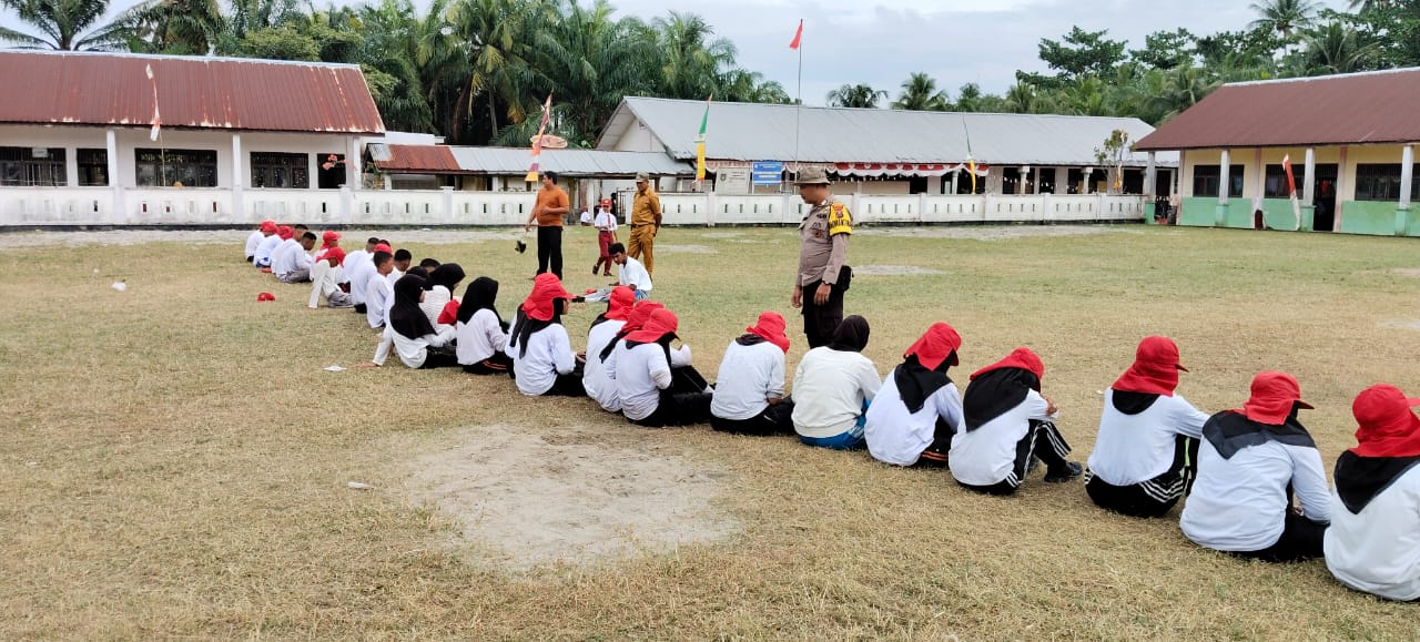 Bhabinkamtibmas Polsek Air Joman Polres Asahan Melatih Anak-Anak Paskibra dan Berikan Himbauan tentang Narkoba dan Geng Motor