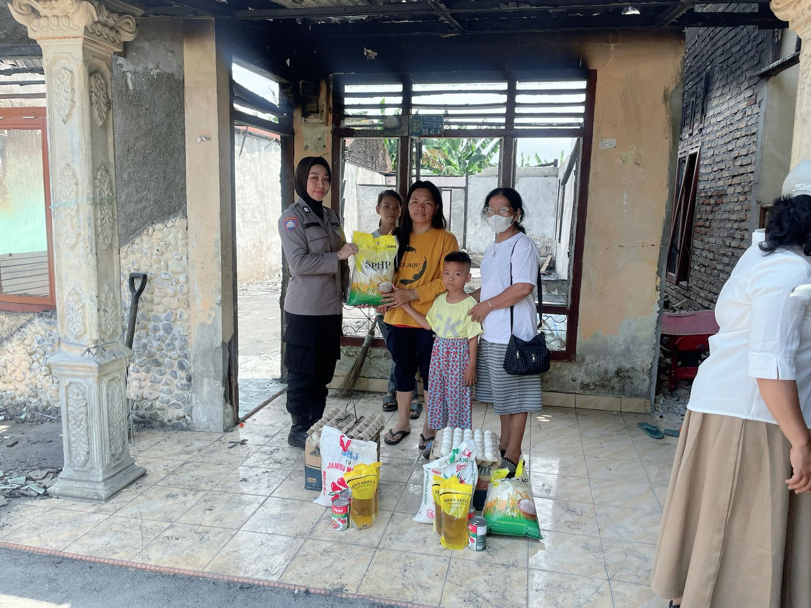 Bhabinkamtibmas Polsek Kota Kisaran Sambangi dan Beri Bantuan kepada Korban Kebakaran di Kisaran Timur