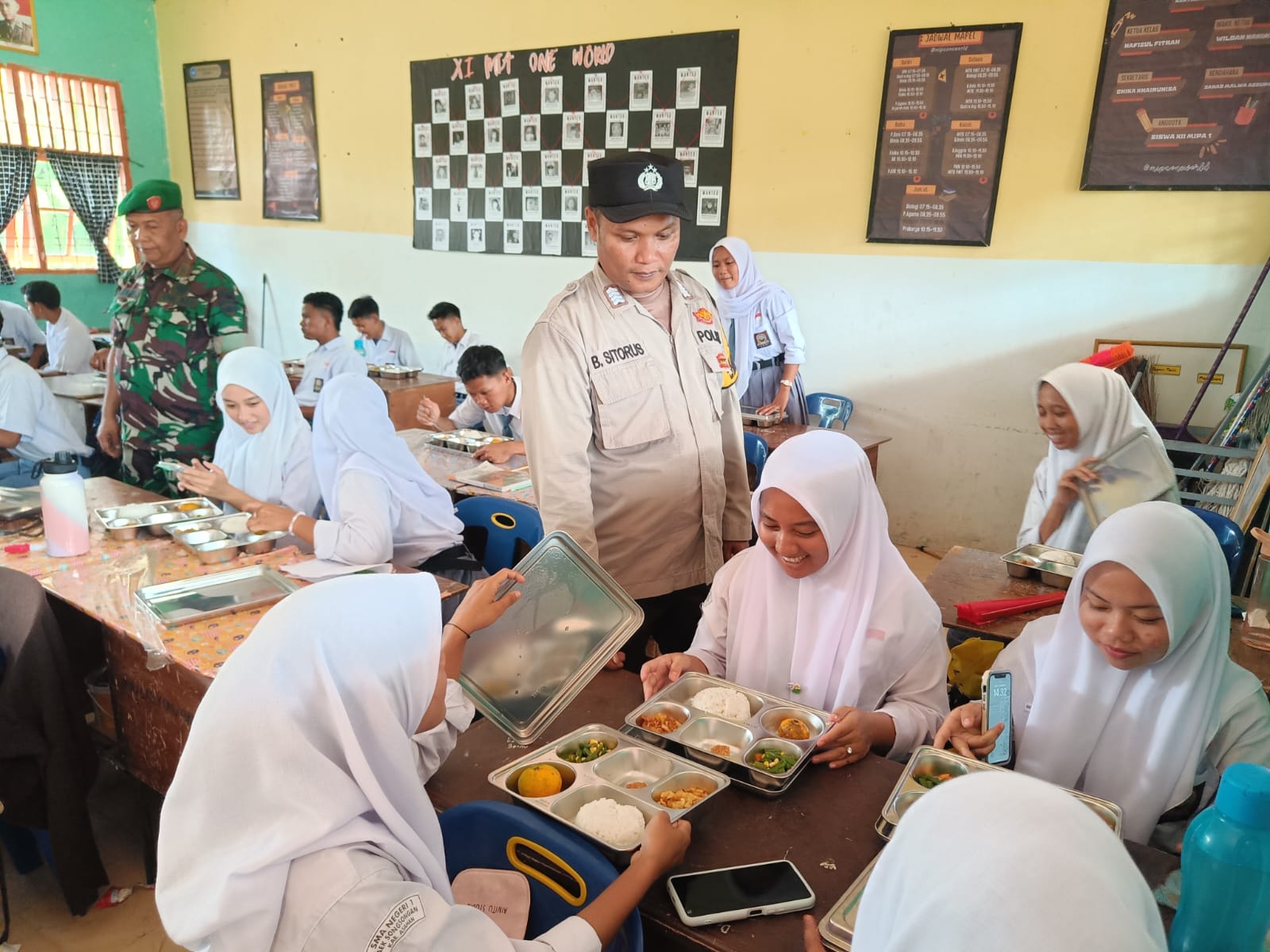 Polsek Bandar Pulau Bagikan 531 Porsi Makanan Bergizi untuk Siswa SMA Negeri 1 Aek Songsongan