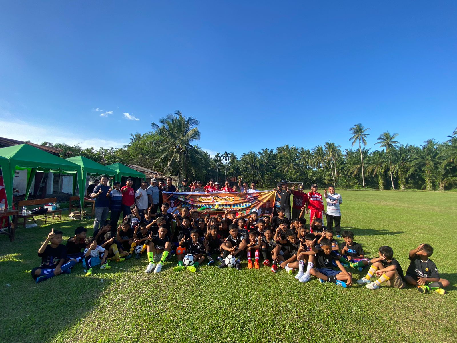 Bhabinkamtibmas Polsek Air Joman Hadiri Grand Opening SSB Bintang Muda di Desa Banjar, Sekaligus Beri Himbauan Kamtibmas dan Cooling System