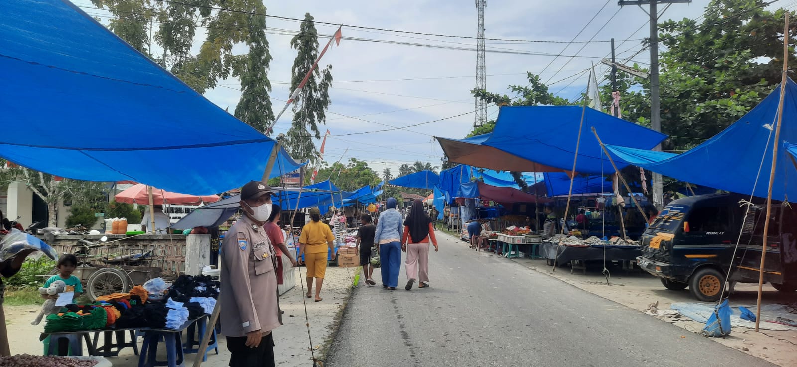 Bhabinkamtibmas Polsek Simpang Empat Sambangi Pasar Pekan, Himbau Pedagang Jaga Kamtibmas